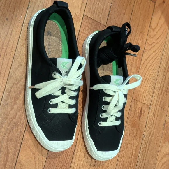 EUC Cariuma Women's Black Canvas Low-Top Sneakers w/ 2 sets of Laces - Picture 2 of 7